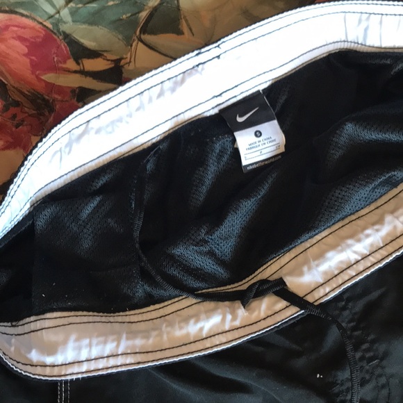 Nike swoosh swim shorts with white detailing - Picture 4 of 6